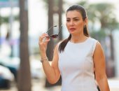 دينا فؤاد تبرز إطلالتها الساحرة بالأبيض في شوارع كان الفرنسية.. صور