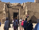 الأفواج السياحية لدي استماعهم لشرح المرشدين بالمعابد