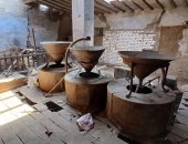 قرن من الزمان على دوران الرحى.. طاحونة دنفيق شاهدة على زمن الطيبة بقنا (صور)