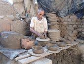 عم "محمد" نصف قرن على الدولاب الخشبي لتشكيل الأواني الفخارية بقنا.. فيديو