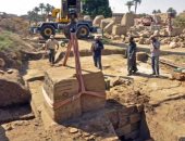 كشف أثرى بالكرنك.. لوحة جديدة للعصر اليونانى قرب بوابة الملك رمسيس "صور"