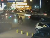 الشاب وخطيبته اثناء سيرهم فى مدينة نصر 