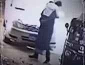 المتهم أثناء التخلص من جثث الأطفال الضحايا