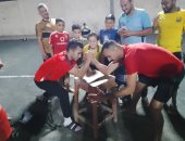 مشاركون من مختلف الأعمار أثناء مسابقات مصارعة الأذرع