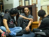 محمد رمضان يلازم نعش والده والحزن يخيم عليه