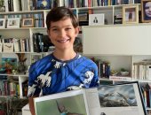 ساشا مع رسوماته