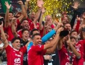 لاعبو الأهلي خلال الاحتفال بالنسخة الماضية من كأس السوبر