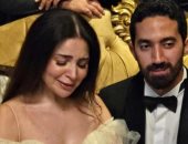 مى عز الدين تحمل صورة والدتها فى حفل زفافها على أحمد تيمور