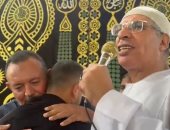 تعانق الطرفان بعد تقديم الكفن