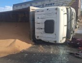 انقلاب السيارة محملة بالغلال