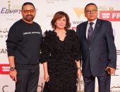 إلهام شاهين تتوسط شقيقيها