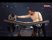 متسابق فائز يواسى الخاسر