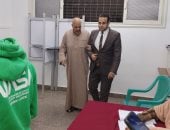 كفيف يدلى بصوته