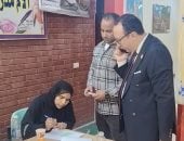 رئيس لجنة يخرج لمواطنة من ذوى الهمم لمساعدتها على التصويت بالقاهرة الجديدة