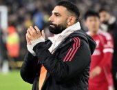 محمد صلاح يقوم بتحية جماهير ليفربول بعد مباراة ليدز