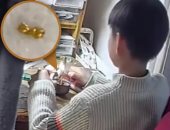 طفل يقطع ذهب والدته ويهديها لأصدقائه