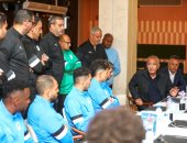 كامل أبو علي يزور معسكر المصري