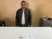 ضبط شخص يوزع كروت دعائية في محيط لجان الهرم