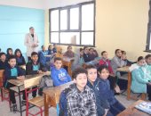 وكيل وزارة التعليم بالجيزة يحضر حصة دراسية