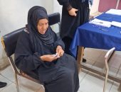 سيدة عجوز تدلي بصوتها في انتخابات النواب بالدقي 
