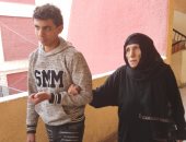 سيدة عجوز تتكئ على حفيدها للتصويت