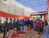 طابور طويل من الناخبين الرجال والسيدات على اللجان