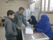 أهالى الأقصر يصطحبون أطفالهم للجان التصويت