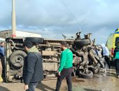 كثافات مرورية بسبب انقلاب سيارة نقل بالطريق الدائرى