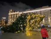 سقوط شجرة عيد الميلاد في شارع تفيرسكوي بقلب العاصمة الروسية موسكو.. فيديو