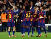 رافينيا يقود برشلونة للفوز على أوساسونا وتعزيز صدارة الدوري الإسباني