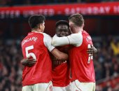 لاعبو أرسنال يحتفلون بهدف الفوز ضد وولفرهامبتون