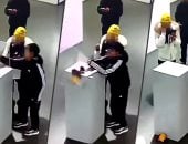 طفل يكسر تاج ذهبى غال الثمن فى معرض فني