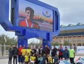 السباحون مع صورة يؤسف