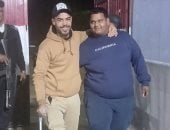 شاب مصاب بكسر  يتعكز على صديقه