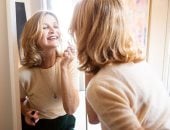  أحمر الشفاه يحسن لياقة المرأة وحالتها المزاجية