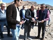 محافظ جنوب سيناء يتفقد تطوير طريق وادي فيران – سانت كاترين