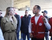 أنجلينا جولي تزور مخازن الهلال الأحمر