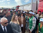 النجمة العالمية "أنجلينا جولي" تتفقد معبر رفح، وسط اصطفاف قوافل المساعدات المصرية،