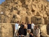 هنري مع اصدقاءه في الاهرامات