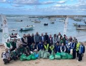 متطوعون ومسؤولون خلال حملة تنظيف الجزر الشاطئية بالإسكندرية