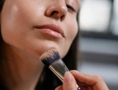 تطبيق البرونزر على عظام الوجه 