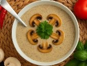 طريقة عمل شوربة المشروم بالجبنة