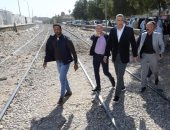 محافظ أسوان يعيد فتح نقاط عبور مزلقان السيل