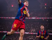 لاعبو برشلونة يحتفلون بأحد الأهداف