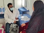 اجراء الكشف الطبي على سيدة