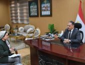 الزميلة إيمان مهنى خلال محاورة محافظ الشرقية