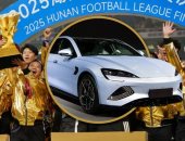 سيدة أعمال صينية تعد لاعبى فريق كرة بسيارات