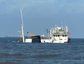 وصول فرق الإتقاذ لموقع السفينة الغارقة بشاطئ بورسعيد