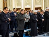الرئيس عبد الفتاح السيسي أثناء أدائه صلاة الفجر