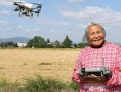 جدة صينية تكتسب شهرة بفضل مهاراتها في استخدام طائرات الدرون